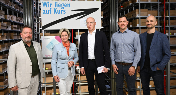 Wirtschaftsministerin Dr. Nicole Hoffmeister-Kraut (Zweite von links) bei der Textil-Firma Amann & Söhne in Bönnigheim