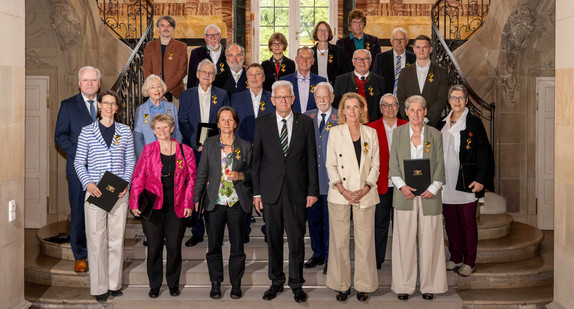 Gruppenbild mit Ministerpräsident Winfried Kretschmann (vorne, Mitte) und den Ordensprätendentinnen und Ordensprätendenten 