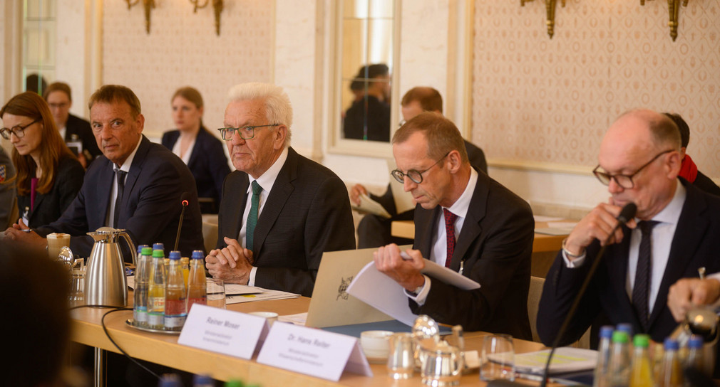 Ministerpräsident Winfried Kretschmann (Mitte) bei einem Runden Tisch zum Thema Sicherheit und Verteidigung im Neuen Schloss in Stuttgart.