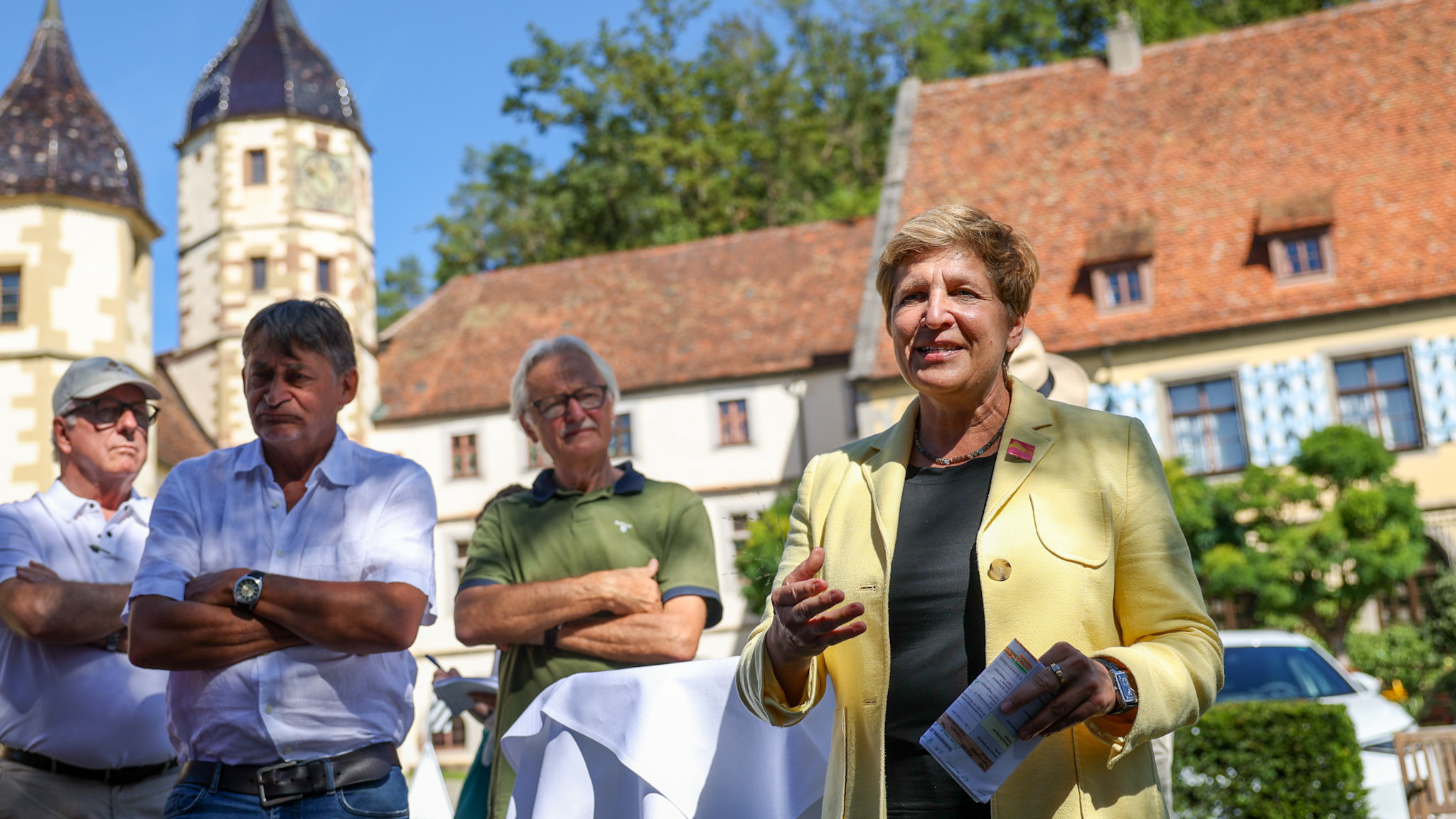 Ministerin Nicole Razavi (Mitte) besichtigt das Kleindenkmalprojekt am Schloss Haigerloch