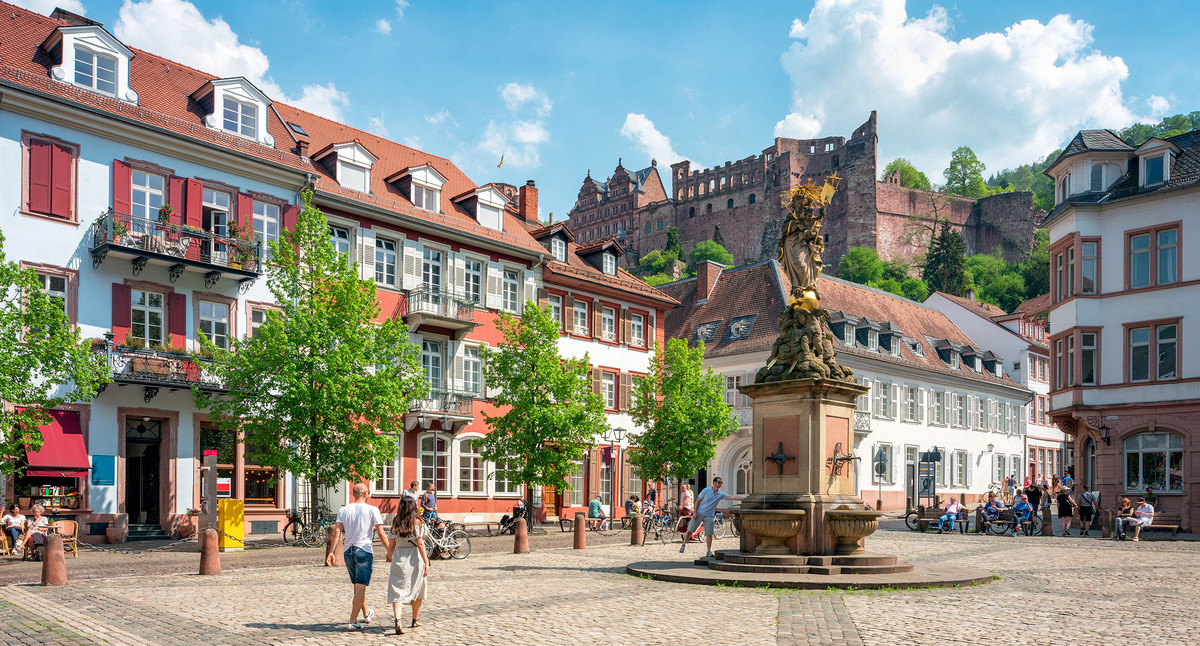 Der Kornmarkt in Heidelberg im Sommer mit Blick auf das Heidelberger Schloss.