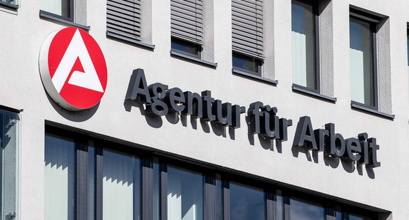 Logo und Schriftzug der „Agentur für Arbeit“ an einem Gebäude.
