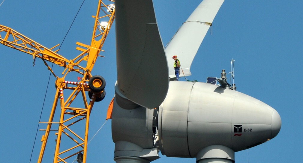 Der Rotor einer Windkraftanlage wird montiert; Quelle: dpa