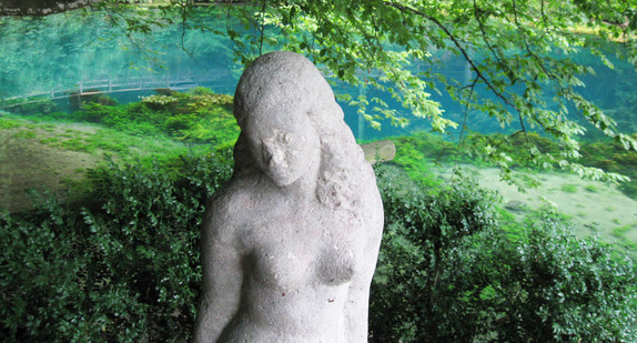Statue der Schönen Lau am Blautopf in Blaubeuren. (Foto: flickr/Ralf König CC BY-NC)