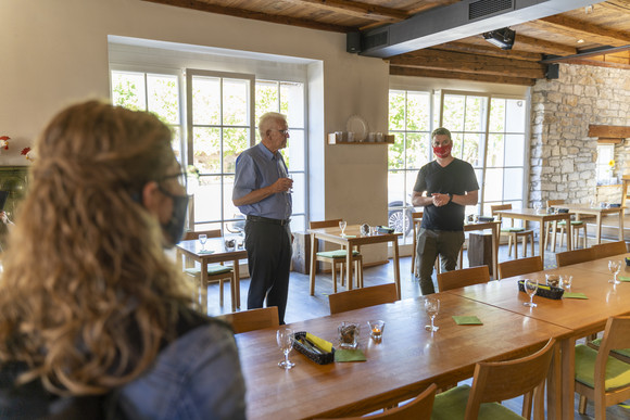 Ministerpräsident Winfried Kretschmann hat im Rahmen seiner Sommertour das von einer Gesossenschaft geführte Dorfgasthaus bolando in Bollschweil besucht.