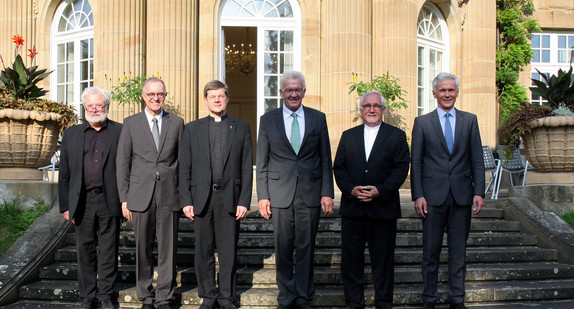 v.l.n.r.: Staatsminister und Chef der Staatskanzlei Klaus-Peter Murawski, Landesbischof Dr. Frank Otfried July, Erzbischof Stephan Burger, Ministerpräsident Winfried Kretschmann, Bischof Dr. Gebhard Fürst, Landesbischof Prof. Dr. Jochen Cornelius-Bundschuh