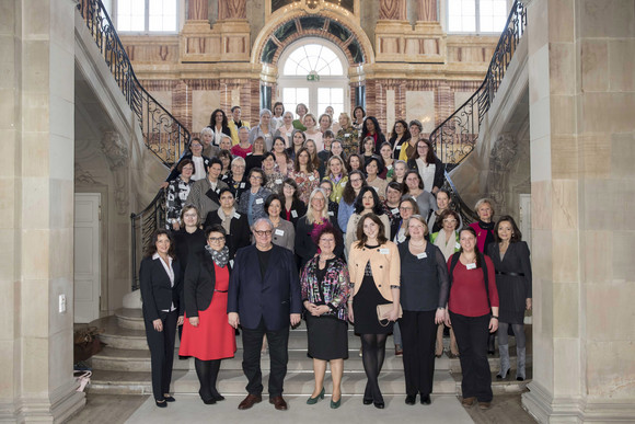 Gruppenbild mit Gerlinde Kretschmann (v.M.) und ihren Gästen