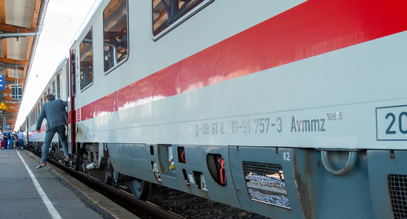 Ein Intercity steht in einem Bahnhof. (© picture alliance/Klaus-Dietmar Gabbert/zb/dpa)