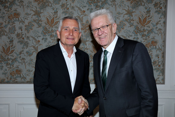 Ministerpräsident Winfried Kretschmann (r.) und der Präsident des VfB Stuttgart, Wolfgang Dietrich (l.)