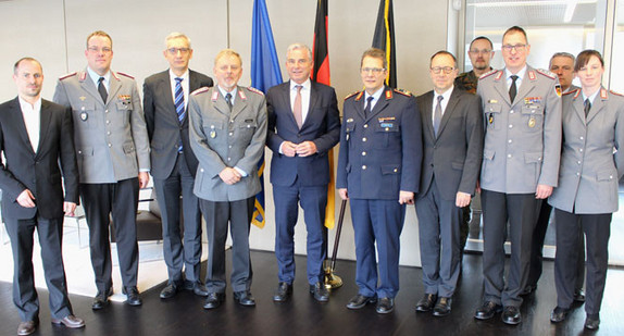 3. von links: Staatssekretär Martin Jäger, rechts folgend: Oberst Christian Walking, Innenminister Thomas Strobl, Generalmajor Jürgen Knappe, Landespolizeipräsident Gerhard Klotter (Bild: © Innenministerium Baden-Württemberg).