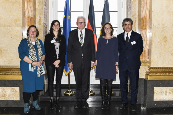 v.l.n.r.: Staatsministerin Theresa Schopper, Mireia Borrell i Porta, Generaldirektorin für Auswärtige Beziehungen (Katalonien), Ministerpräsident Winfried Kretschmann, Abgeordnete Anne Pellet (Auvergne-Rhône-Alpes) und Staatssekretär Alan Christian Rizzi (Lombardei) (Bild: Staatsministerium Baden-Württemberg)