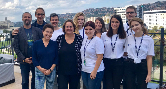 Staatsministerin Theresa Schopper mit Beteiligten eines Projekts zur Vernetzung der Jugend im Donauraum am 2. Oktober 2019 in Sarajevo (Bild: Stefan Barth)