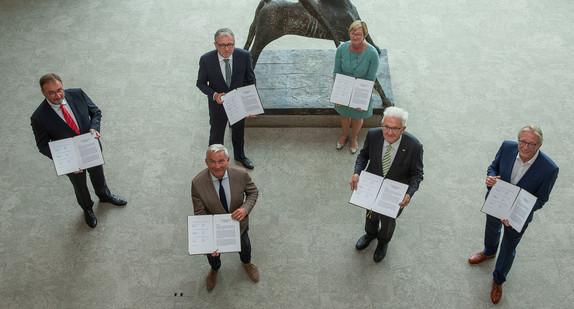 v.l.n.r.: Joachim Walter, Präsident des Landkreistages Baden-Württemberg, Innenminister Thomas Strobl (vorne), Dr. Peter Kurz (hinten), Präsident des Städtetags Baden-Württemberg, Finanzministerin Edith Sitzmann, Ministerpräsident Winfried Kretschmann und Roger Kehle, Präsident des Gemeindetags Baden-Württemberg am 28. Juli 2020 im Landtag mit der unterzeichneten Vereinbarung (Bild: © Lichtgut / Leif Piechowski)