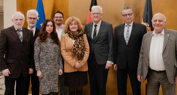 Ministerpräsident Winfried Kretschmann (Dritter von rechts) und der Antisemitismusbeauftragte Dr. Michael Blume (Vierter von links) mit den Vorständen der Israelitischen Religionsgemeinschaften Württembergs und Baden