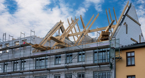 Baustelle eines Wohnhauses mit Dachausbau