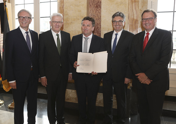 v.l.n.r.: Roger Kehle (Präsident des Gemeindetags Baden-Württemberg), Ministerpräsident Winfried Kretschmann, Sozial- und Integrationsminister Manne Lucha, Oberbürgermeister Dieter Salomon (Präsident des Städtetags Baden-Württemberg) und Joachim Walter (Präsident des Landkreistags Baden-Württemberg)