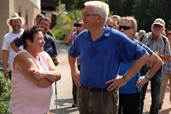 Wanderung von Schramberg nach Schiltach: Ministerpräsident Winfried Kretschmann (M.) im Gespräch