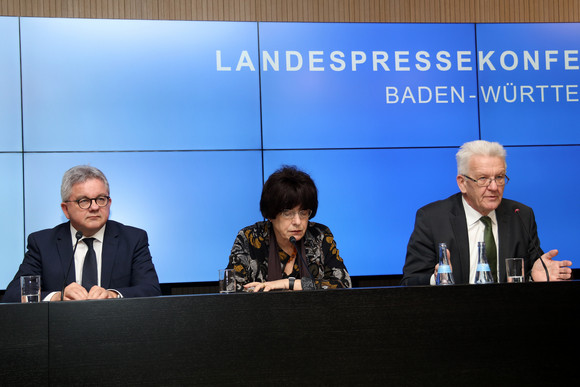 Ministerpräsident Winfried Kretschmann (r.), Staatsrätin für Zivilgesellschaft und Bürgerbeteiligung Gisela Erler (M.) und Europaminister Guido Wolf (l.)