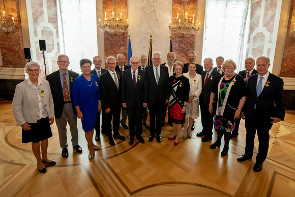 Gruppenbild mit Ministerpräsident Winfried Kretschmann (M.) und den Ordensprätendenten (Bild: Staatsministerium Baden-Württemberg)