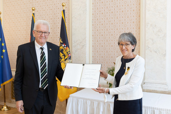 Ministerpräsident Winfried Kretschmann (l.) und Dr. Gisela Schneider (r.)