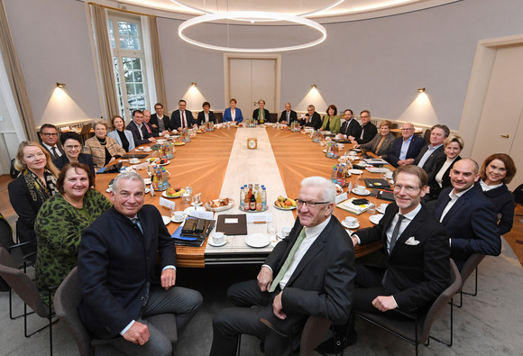 Die Kabinettsmitglieder sitzen am Kabinettstisch der Villa Reitzenstein.