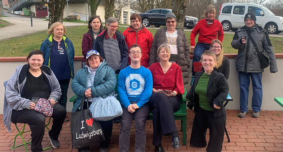 Gruppenfoto: Simone Fischer mit Vertreterinnen und Vertretern aus Bewohnerbeirat und Werkstattrat der Dorfgemeinschaft Lautenbach