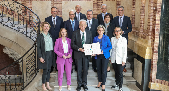 Gruppenbild der Unterzeichnenden des Ausbildungsbündnisses 2023-2027