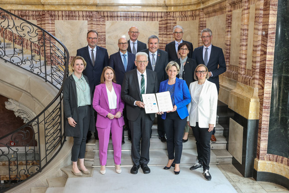 Gruppenbild der Unterzeichnenden des Ausbildungsbündnisses 2023-2027