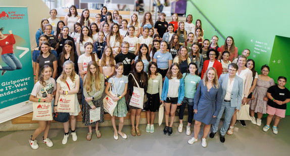 Gruppenbild von der Abschlussveranstaltung der Girls´Digital Camps in der experimenta Heilbronn