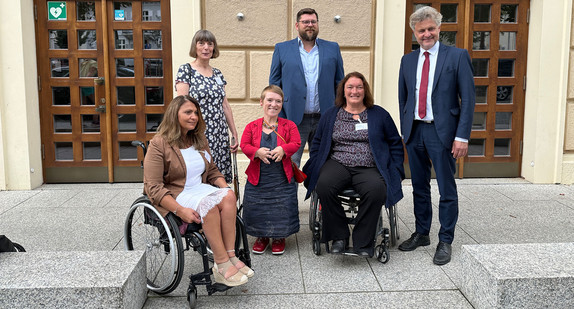 Gruppenfoto im Freien: Meftune Ippolito (stellv. Vorsitzende), Beate von Malottki (stellv. Vorsitzende), Landes-Behindertenbeauftragte Simone Fischer, Artur Budnik (Vorsitzender), städtische Beauftragte für die Belange von Menschen mit Behinderungen Ulrike Wernert und Oberbürgermeister Dr. Frank Mentrup.