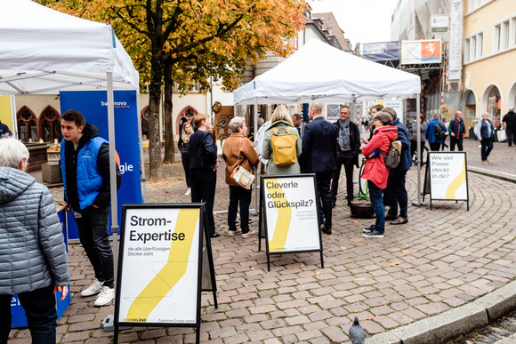 Roadshow zur Energiesparkampagne CLEVERLÄND auf dem Rathausplatz in Freiburg