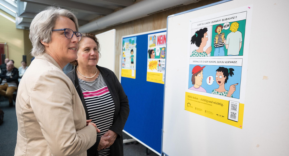 Kultusministerin Theresa Schopper (rechts) und Kerstin Claus (links), Unabhängige Beauftragte des Bundes für Fragen des sexuellen Kindesmissbrauchs (UBSKM), bei der Vorstellung eines Schutzkonzeptes gegen sexualisierte Gewalt an Schulen