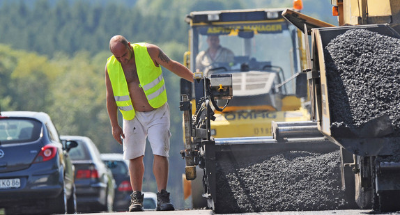 Straßenbaustelle bei Dotternhausen (Symbolbild) (Bild: dpa)