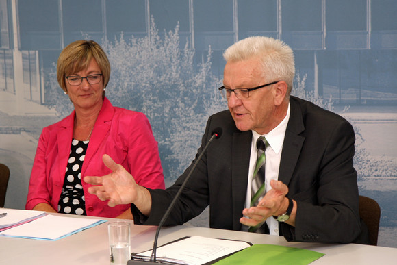 Ministerpräsident Winfried Kretschmann (r.) und Finanzministerin Edith Sitzmann (l.)