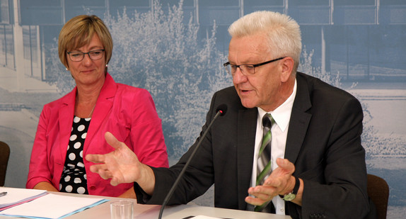 Ministerpräsident Winfried Kretschmann (r.) und Finanzministerin Edith Sitzmann (l.)