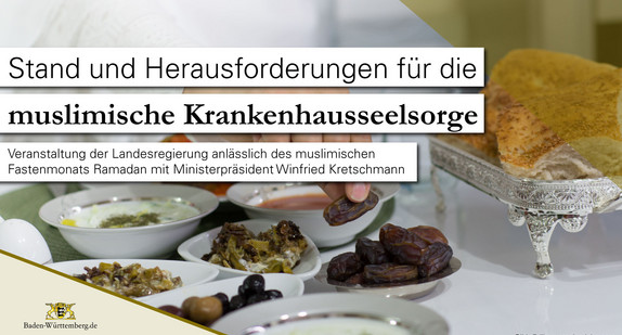 Eine Person nimmt bei einem Abendessen während des Fastenmonats Ramadan eine Dattel aus einer von mehreren Essensschalen. Dazu Schriftzüge „Stand und Herausforderungen für die muslimische Krankenhausseelsorge“ und „Veranstaltung der Landesregierung anlässlich des muslimischen Fastenmonats Ramadan mit Ministerpräsident Winfried Kretschmann“.