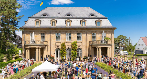 Im Rosengarten im Park der Villa Reitzenstein spielt eine Band vor Publikum.