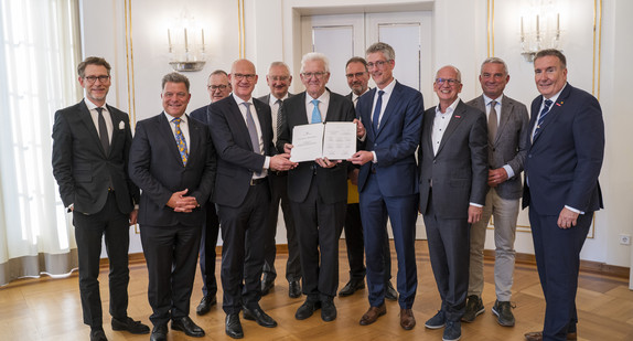 Ministerpräsident Winfried Kretschmann (Mitte), Innenminister Thomas Strobl (zweiter von rechts) und Staatsminister Dr. Florian Stegmann (links) mit Vertretern der Kommunalen Landesverbände sowie von Wirtschafts- und Finanzverbänden nach der Unterzeichnung der gemeinsamen Entlastungsallianz für Baden-Württemberg im Runden Saal der Villa Reitzenstein in Stuttgart.