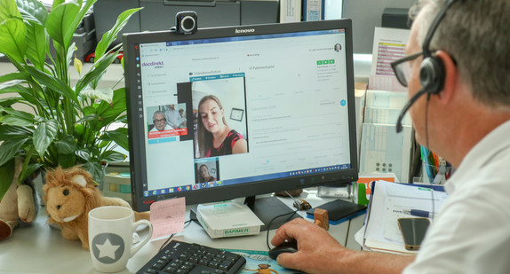 Ein Arzt behandelt eine Patientin am Telemedizin-Portal (Bild: © Staatsministerium Baden-Württemberg)