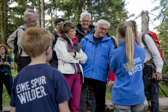 Nationalpark Schwarzwald: Bundespräsident Frank-Walter Steinmeier (3.v.r.), Ministerpräsident Winfried Kretschmann (4.v.r.) und Elke Büdenbender (5.v.r.)