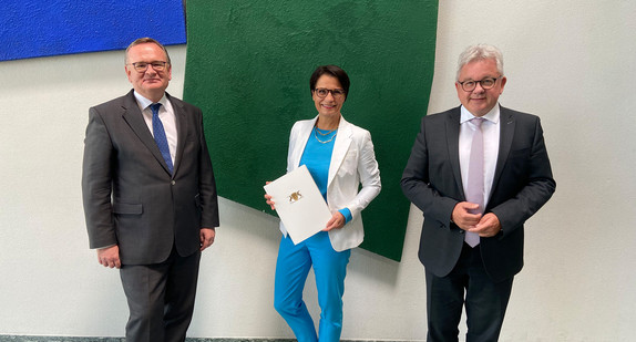 Ministerialdirektor Elmar Steinbacher (l.), die neue Präsidentin des Landgerichts Freiburg, Dorothee Wahle (M.) und Justizminister Guido Wolf (r.) (Bild: Justizministerium Baden-Württemberg)