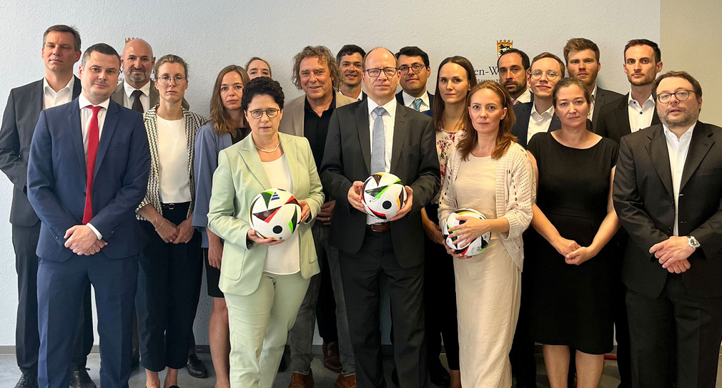 Justizministerin Marion Gentges (erste Reihe, zweite von links) bedankt sich bei den Mitarbeiterinnen und Mitarbeitern der Staatsanwaltschaft Stuttgart für ihre Arbeit während der Fußball-Europameisterschaft 2024.