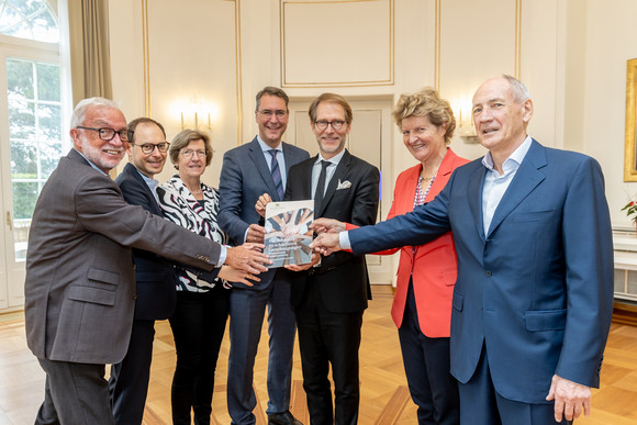 von links nach rechts: Claus Munkwitz, Simon Kistner, Leiter des Amtes für Umweltschutz im Landratsamt Rems-Murr-Kreis, Gerda Stuchlik, Dr. Richard Sigel, Landrat des Rems-Murr-Kreises, Staatsminister Dr. Florian Stegmann, Dr. Gisela Meister-Scheufelen, Vorsitzende des Normenkontrollrats Baden-Württemberg, und Bernhard Bauer