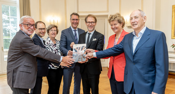 von links nach rechts: Claus Munkwitz, Simon Kistner, Leiter des Amtes für Umweltschutz im Landratsamt Rems-Murr-Kreis, Gerda Stuchlik, Dr. Richard Sigel, Landrat des Rems-Murr-Kreises, Staatsminister Dr. Florian Stegmann, Dr. Gisela Meister-Scheufelen, Vorsitzende des Normenkontrollrats Baden-Württemberg, und Bernhard Bauer