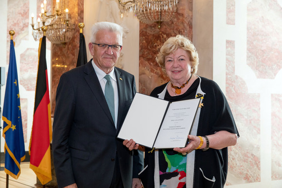 Ministerpräsident Winfried Kretschmann (l.) und Uta Lüttich (r.) (Bild: Staatsministerium Baden-Württemberg)