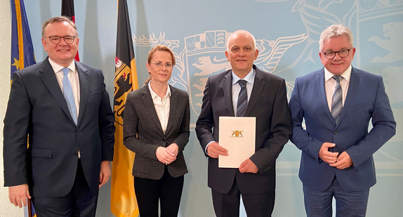 V.l.n.r.: Ministerialdirektor Elmar Steinbacher, Ministerialrätin Gertrud Siegfried, Personalreferentin für den badischen Landesteil, Generalstaatsanwalt Dr. Uwe Schlosser und Justizminister Guido Wolf bei der Übergabe der Ruhestandsurkunde im Justizministerium (Bild: Justizministerium Baden-Württemberg)