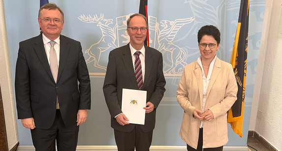 von links nach rechts: Ministerialdirektor Elmar Steinbacher, der Präsident des Verwaltungsgerichtshofes, Volker Ellenberger, und die Ministerin der Justiz und für Migration, Marion Gentges