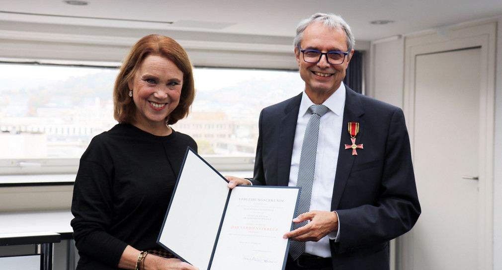 Wissenschaftsministerin Petra Olschowski zeichnet Professor Dr. Gerhard Schneider mit dem Bundesverdienstkreuz aus