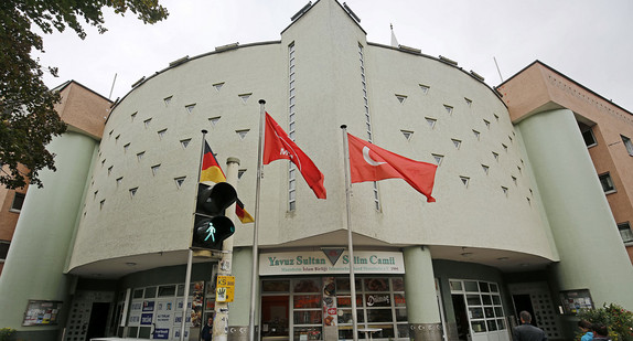 Muslime stehen vor der Yavuz Sultan Selim Moschee in Mannheim (Quelle: dpa).