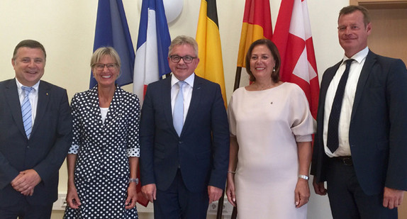 Deutsch-französischer Austausch (von links): Helmut Hersberger (Präsident des Oberrheinrats), Dorothea Störr-Ritter (Landrätin des Landkreises Breisgau-Hochschwarzwald), Guido Wolf (Minister der Justiz und für Europa), die Senatorin des Départements du Haut-Rin, Catherine Troendle, sowie Oliver Rein, Bürgermeister von Breisach.